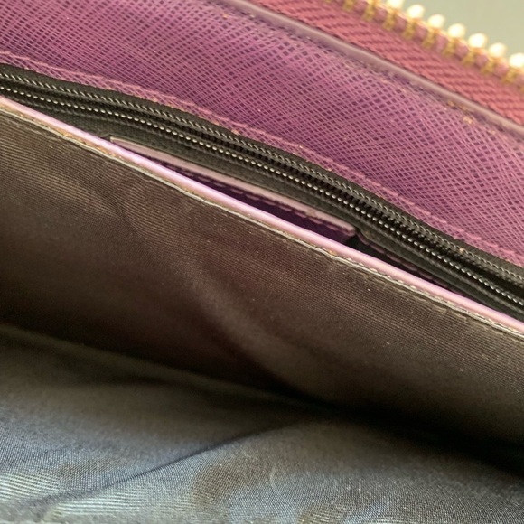 danier leather purple pouchette. Hand strap. Gold zipper. - Picture 8 of 11